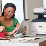 Due donne che utilizzano un tablet davanti a una stampante multifunzione Xerox® VersaLink® B415