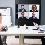 Persone in una sala riunioni davanti alla atampante Xerox® B410