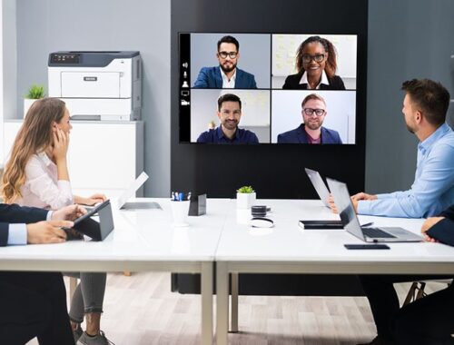 Persone in una sala riunioni davanti alla atampante Xerox® B410